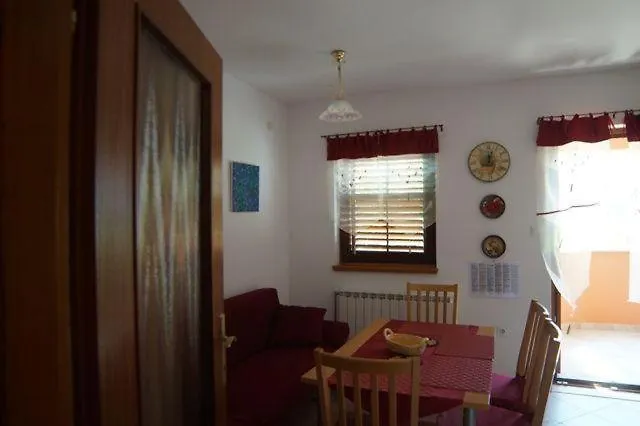 Lejlighed Beautiful-banjole-beachside-apartment-a2-150m-from-the-beach *