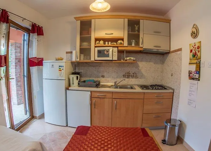 Lejlighed Beautiful-banjole-beachside-apartment-a2-150m-from-the-beach *